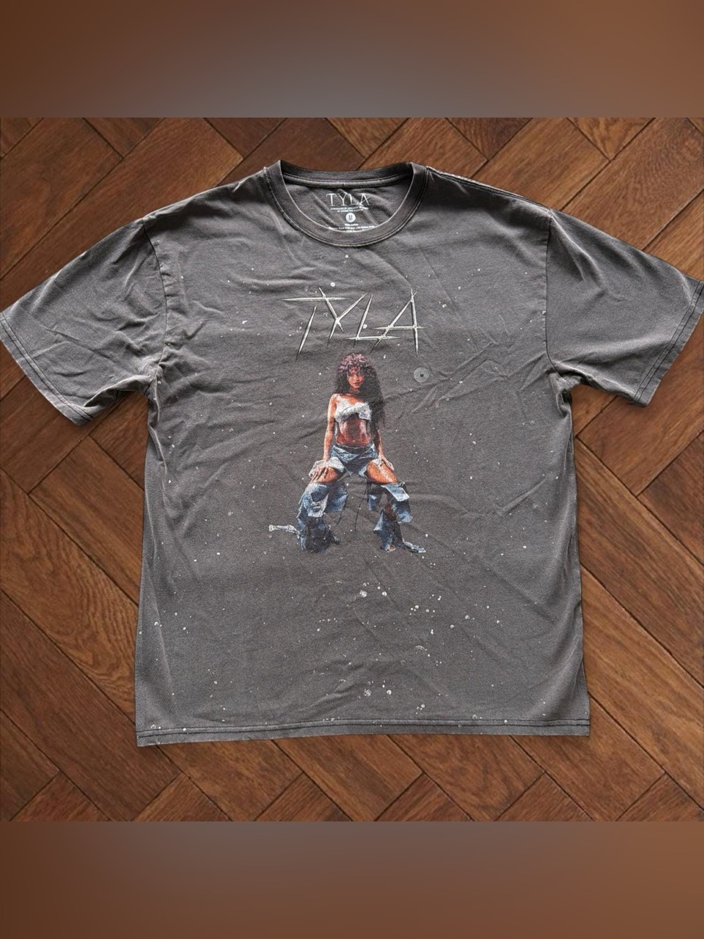 Tyla Official Tour / Merch Graphic T-Shirt Charcoal Grey Men's Medium